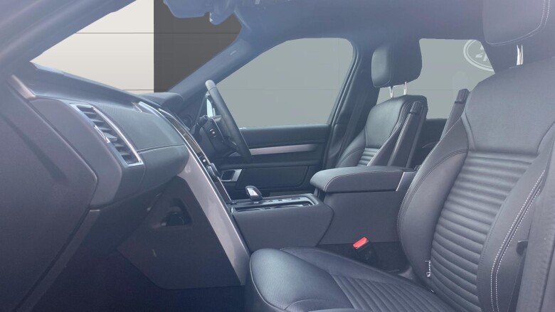 Land Rover Discovery 3.0 D300 Dynamic SE 5dr Auto Diesel Station Wagon